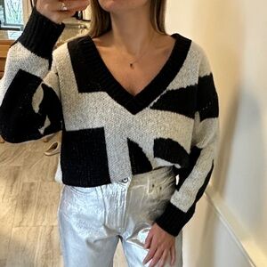 Forever 21 black and white v neck sweater